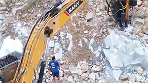 Mesin Pemecah Batu Hidraulik PL-1500L Sedang Beroperasi